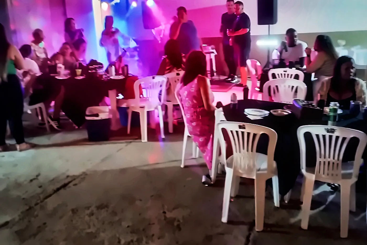 Festa em área coberta com iluminação colorida