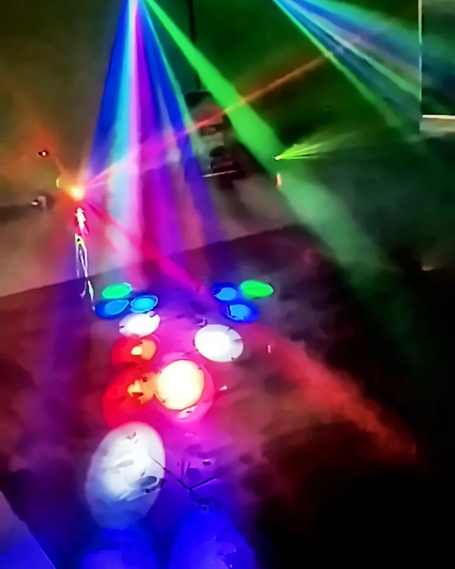 Feixes de laser sobre a pista