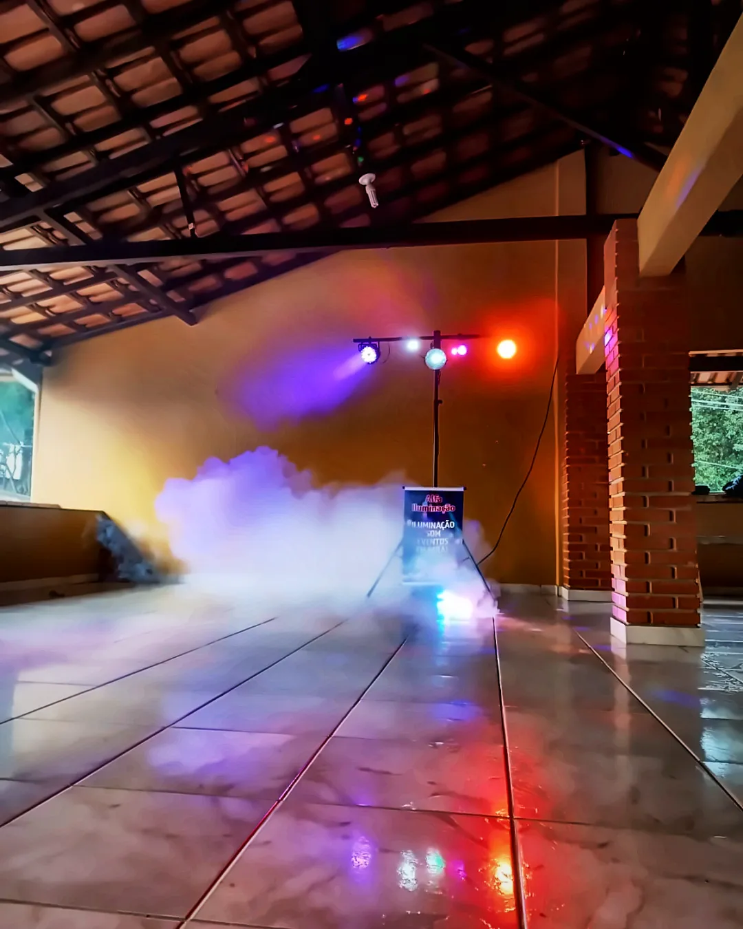 Estrutura de iluminação montada com fumaça baixa em salão